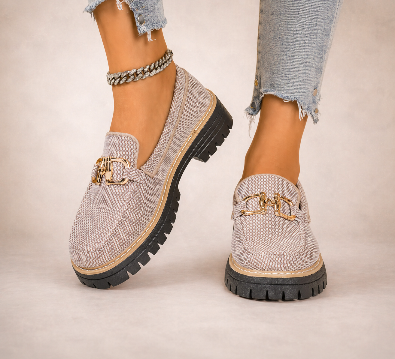 Moccasiner i andningsbart nät med tjock sula