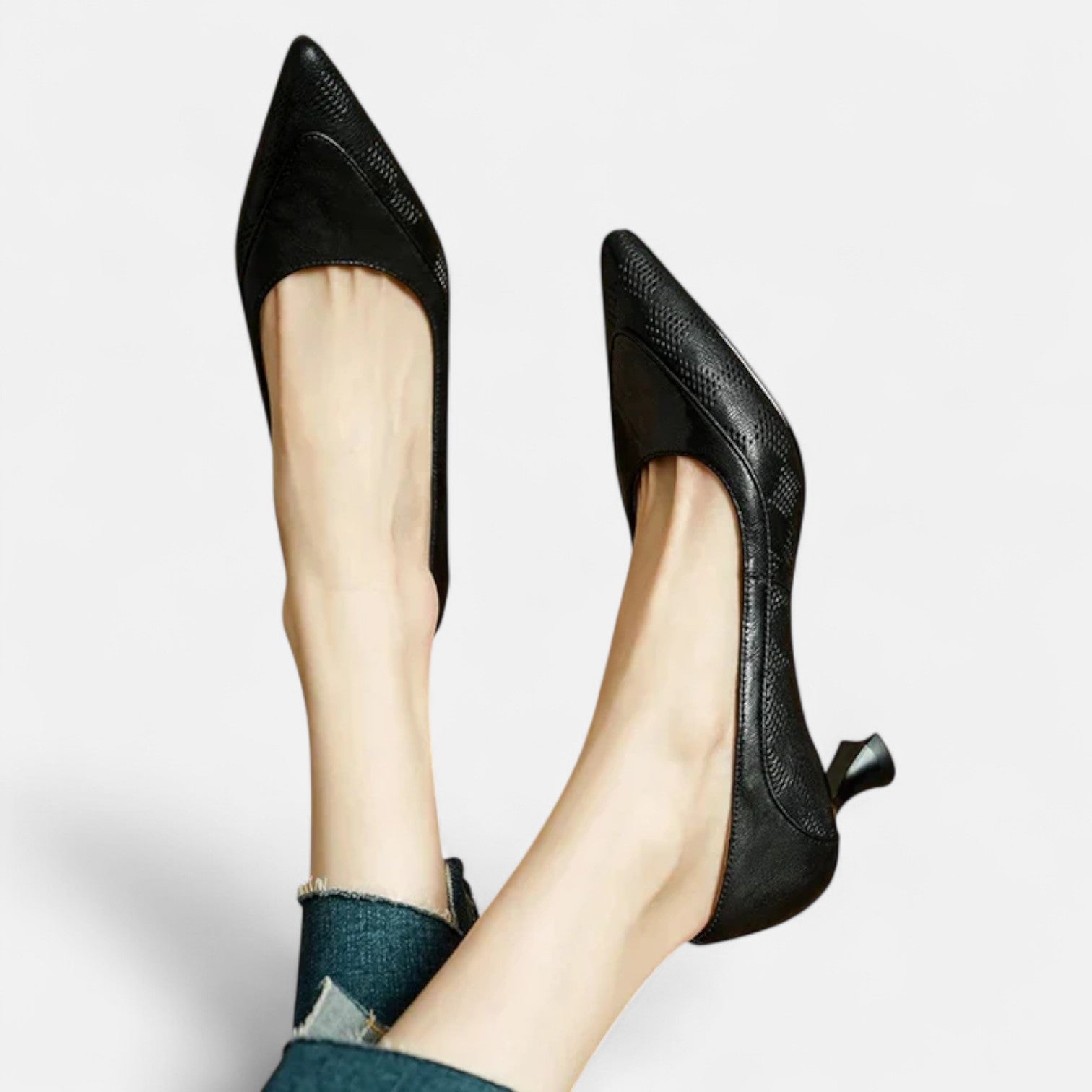 Sofiaa | Klassiska Läderpumps med Graverad Textur och Kitten Heel