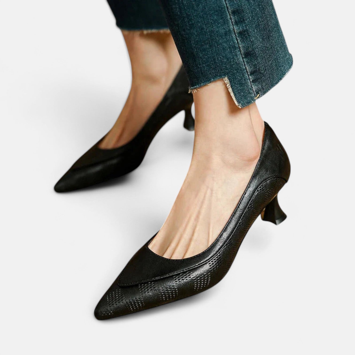 Sofiaa | Klassiska Läderpumps med Graverad Textur och Kitten Heel