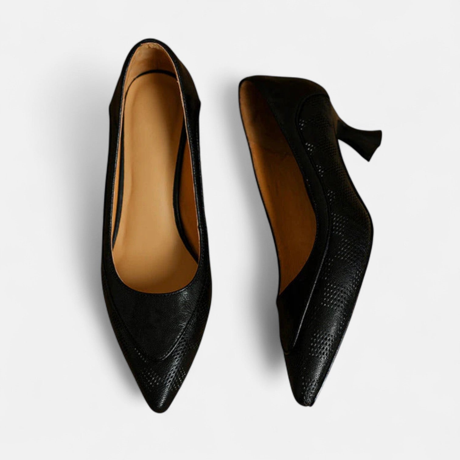 Sofiaa | Klassiska Läderpumps med Graverad Textur och Kitten Heel