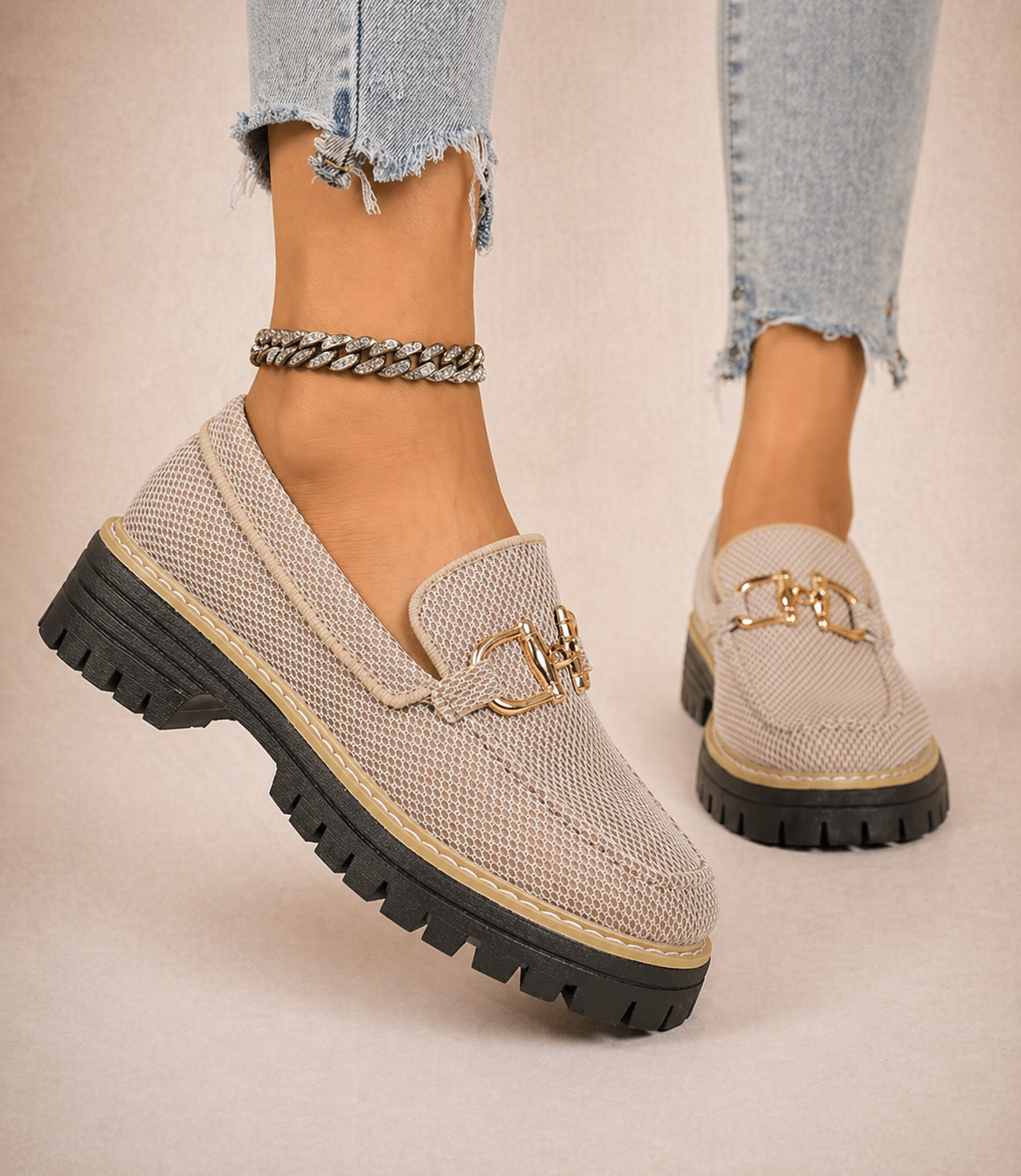 Moccasiner i andningsbart nät med tjock sula