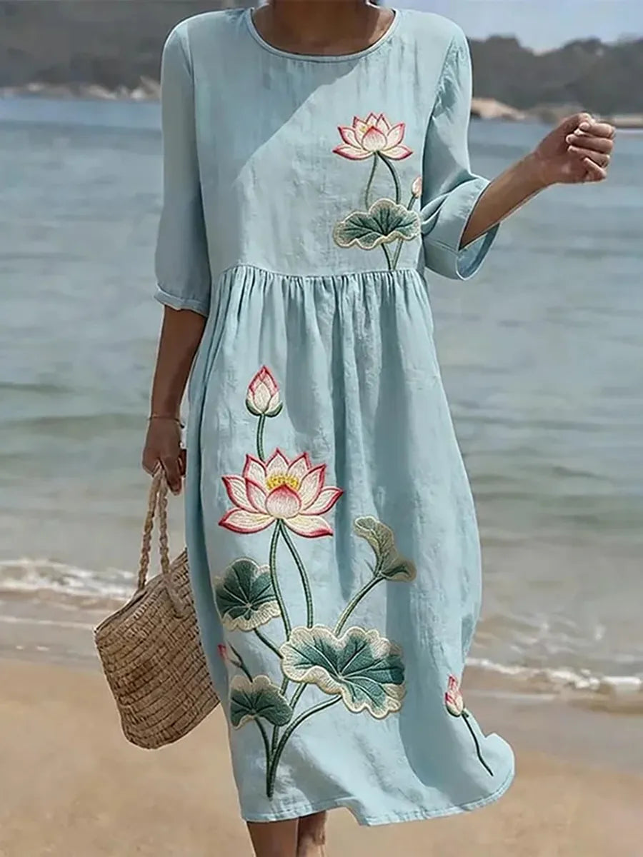 Kvinnlig avslappnad klänning med blommönster.