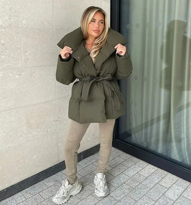 Caisa – Vadderad vinterjacka med bälte och hög krage
