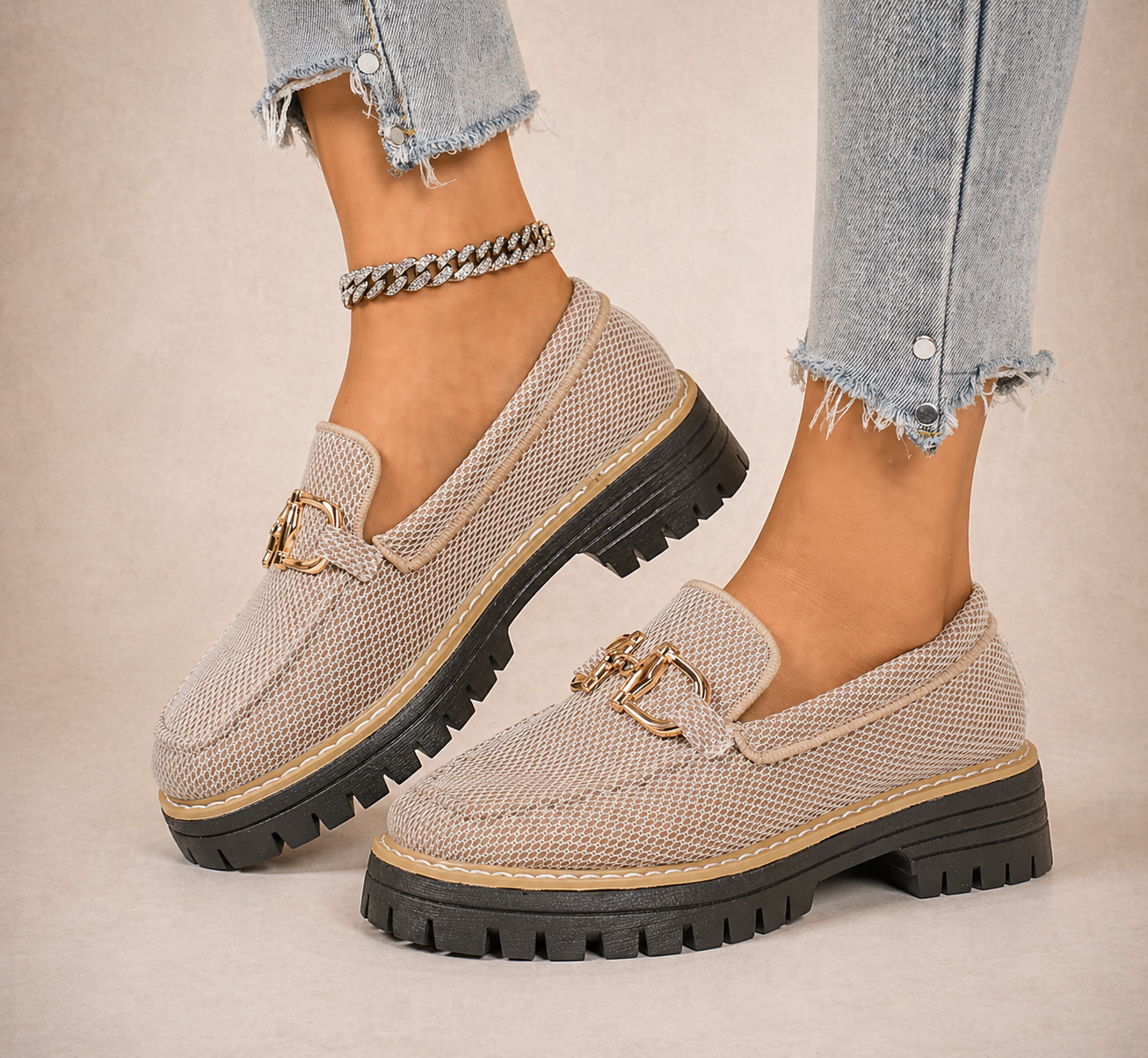 Moccasiner i andningsbart nät med tjock sula