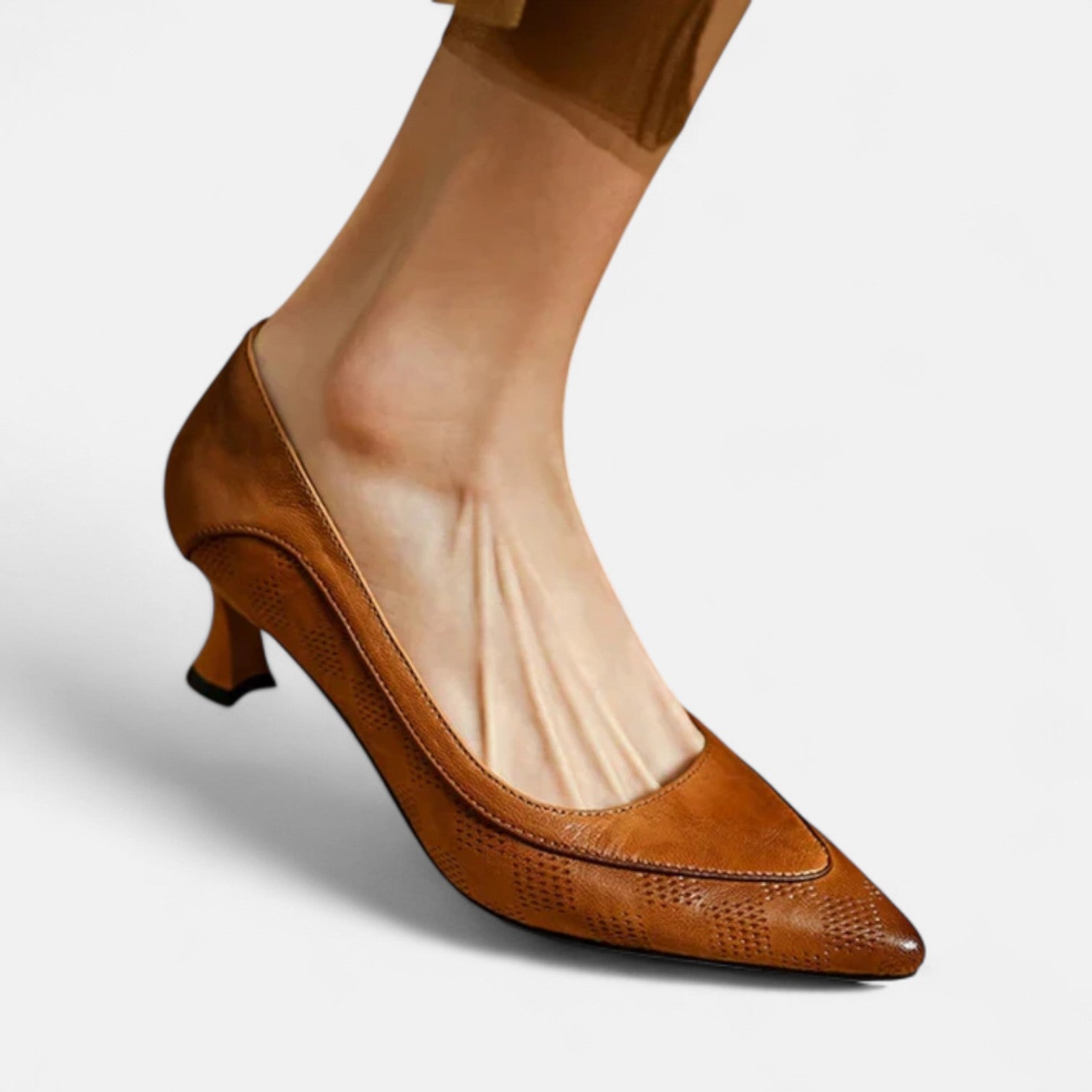 Sofiaa | Klassiska Läderpumps med Graverad Textur och Kitten Heel