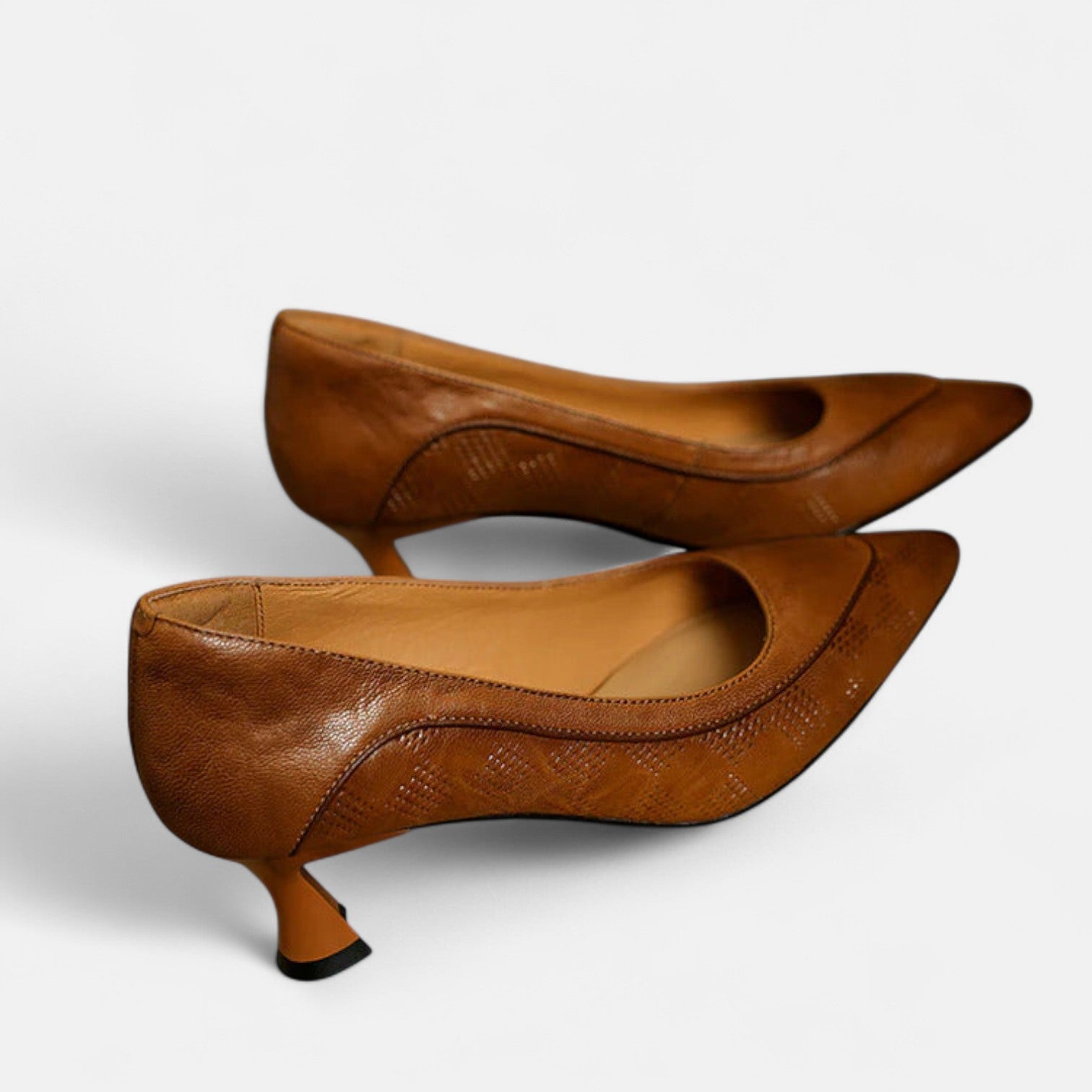 Sofiaa | Klassiska Läderpumps med Graverad Textur och Kitten Heel
