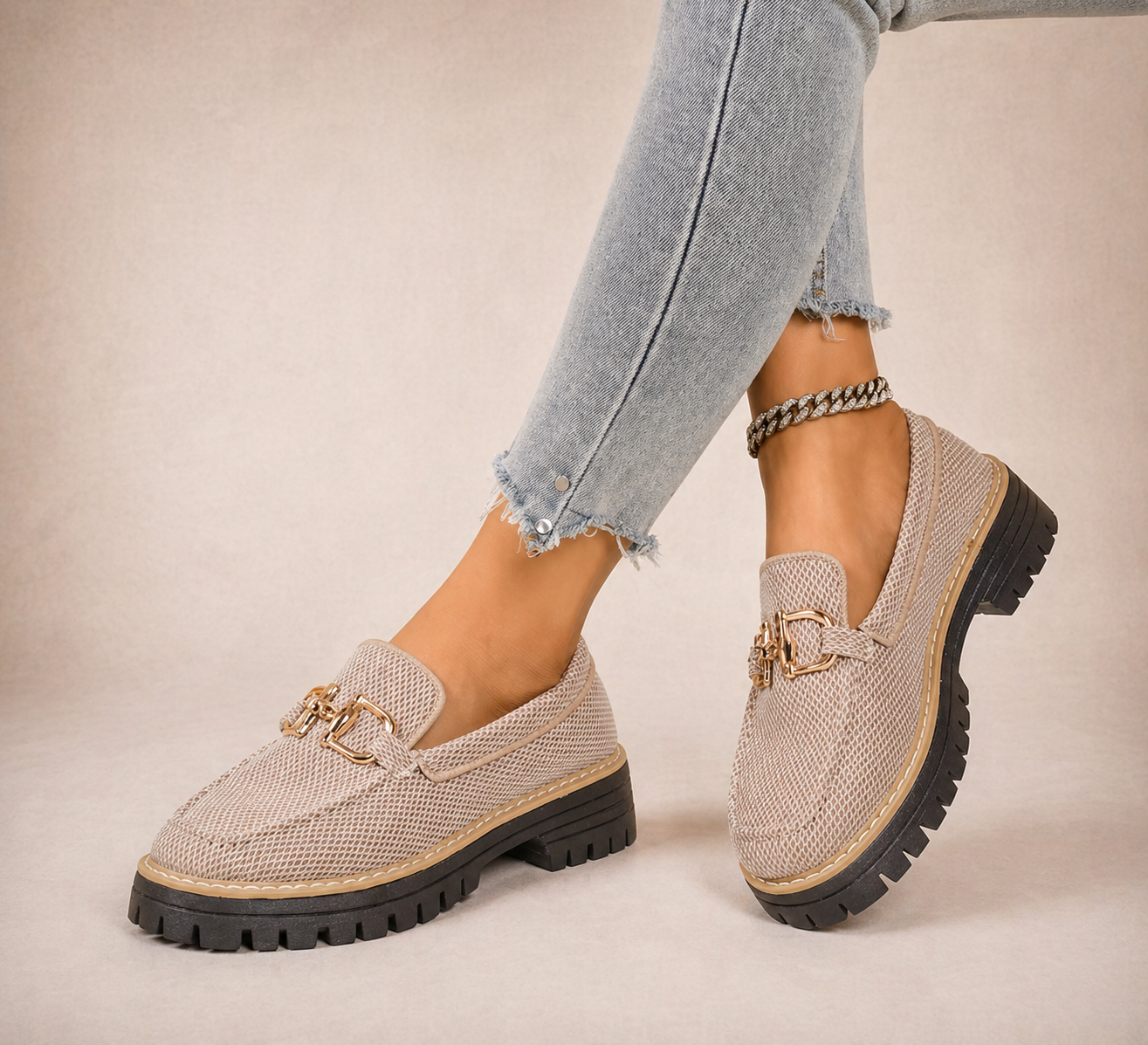 Moccasiner i andningsbart nät med tjock sula